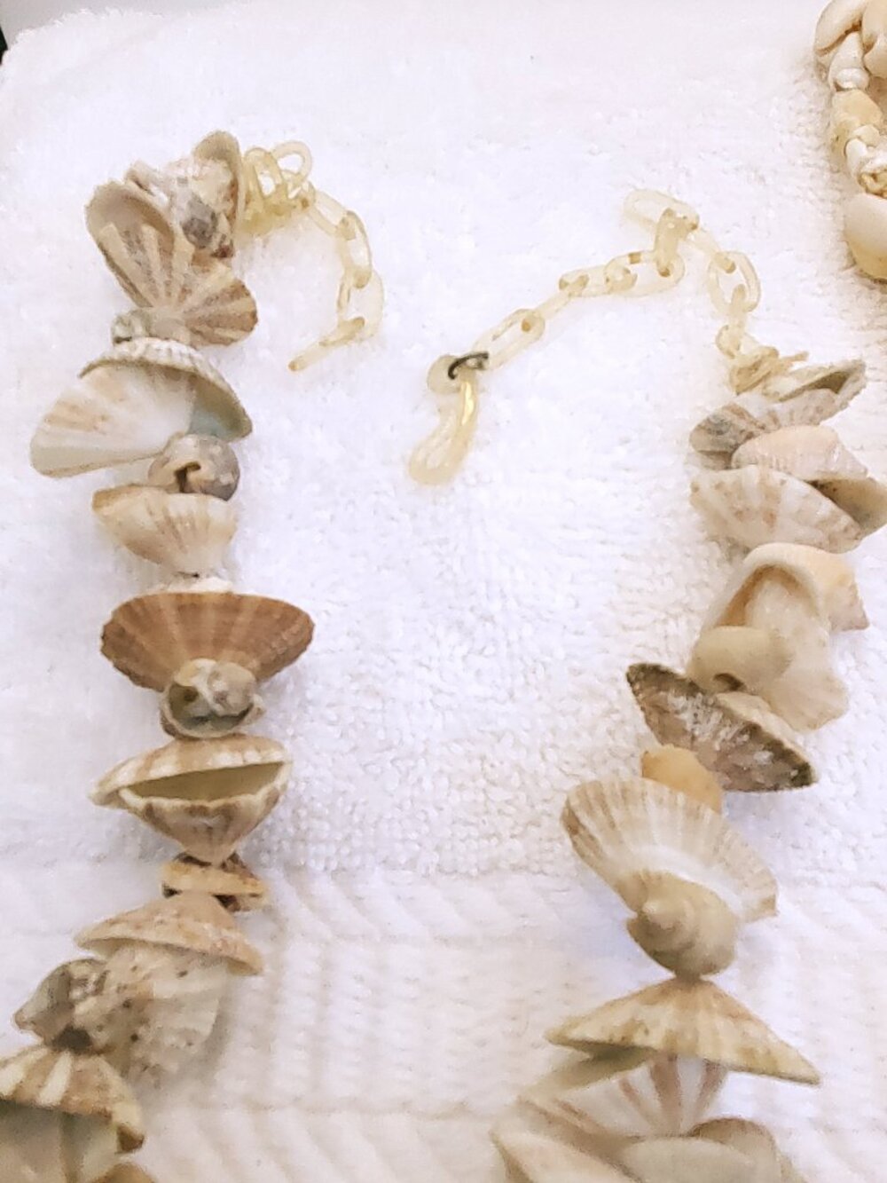 3 Shell Necklaces, items # B- 1943-1945,. wt. 206 grams. - Picture 4 of 10